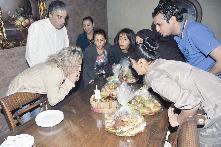 أسرة المسلسل تطفئ الشمعة ويبدو المنصور بجوار ضياء