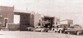 السيارات تخرج من بوابة الشامية