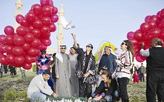 أمثال الأحمد تطلق حمامة بيضاء في حفل افتتاح الحديقة