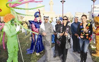 أمثال الأحمد في جولة بالحديقة يرافقها المهندسان مناف وهيفاء المهنا	 (تصوير نور هنداوي)