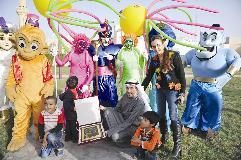 شخصيات كرتونية في استقبال الاطفال