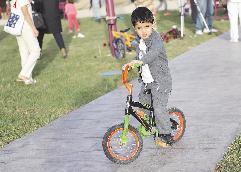 طفل يلهو في الحديقة