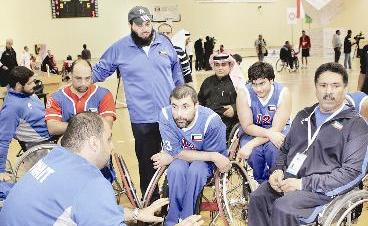 اللاعبون يستمعون إلى تعليمات المدرب