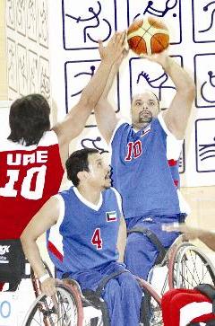 يوسف أحمد يصوب في السلة