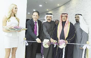 إبراهيم الدعيج وغسّان زين يقصّان شريط الافتتاح  				(تصوير كرم ذياب)