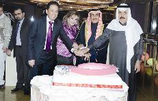 إبراهيم الدعيج وغسّان يقطعان قالب الحلوى