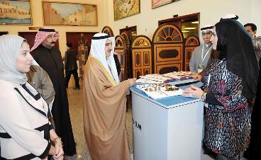 الإبراهيم يطلع على إحدى المبادرات 	(تصوير طارق عزالدين)