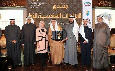 حسام الخرافي يسلم الإبراهيم درعاً تذكارية