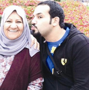 المغدور جابر سمير يوسف مع والدته مريم سعود الشمري