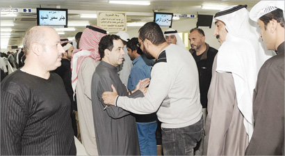 سمير سيد والد الضحية يتلقى التعازي بإبنه جابر في الصليبخات أمس