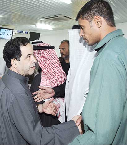  والده يتقبل التعازي