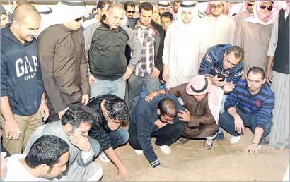  يبكون بعد دفنه (تصوير جلال معوض)