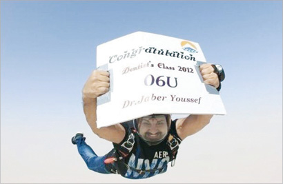 ممارسا هوايته المفضلة القفز بالمظلة