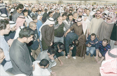 المشيعون يهيلون التراب على جثمان جابر في الصليبخات أمس (تصوير جلال معوض)