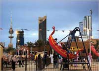 القرية التراثية مع منظر معماري لكويت الحاضر