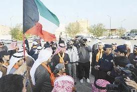 متظاهرون في حديث مع رجال الأمن