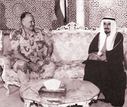 سمو الأمير الراحل الشيخ جابر الأحمد الصباح مستقبلاً الجنرال نورمان شوارزكوف