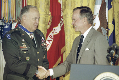  شوارزكوف مصافحاً جورج بوش الاب