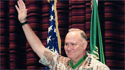  «نورمان العاصف» يحيي مجموعة من الجنود الاميركيين في احدى المناسبات 