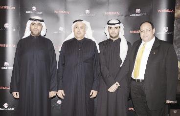 البابطين متوسطاً مسؤولي الشركة