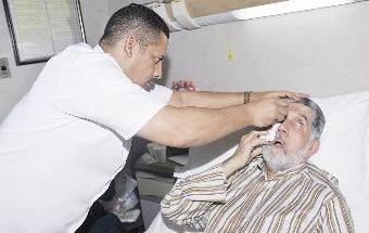 ممرض ينظف جرح عباس الشعبي 