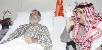 البراك ملازماً لعباس الشعبي في المستشفى	(تصوير موسى عياش)