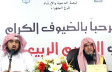 السويلم متحدثاً وإلى جانبه عريف الندوة