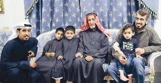 ... ومع عدد من افراد العائلة