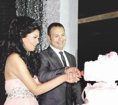 النقيب حامد الشال وعروسه الكابتن طيار روتانا يقطعان كيكة الزفاف