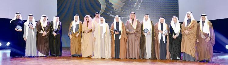 سمو الأمير وولي العهد يتوسطان المكرمين