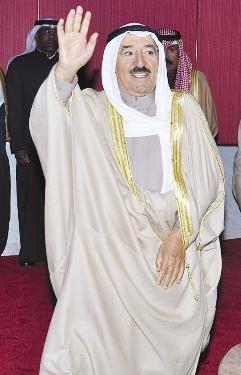 ... ويلقي التحية على الحضور