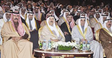 سموه وولي العهد والسعدون وجابر العبدالله في الاحتفال