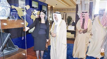 ... ويجول في معرض اليوبيل الخمسين للصندوق