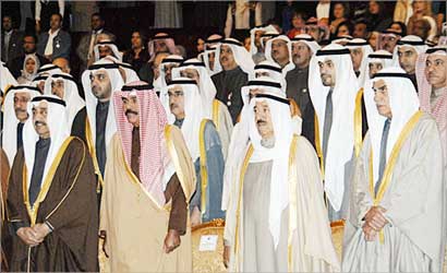 الأمير وولي العهد يتوسطان الرئيسين السعدون والخرافي