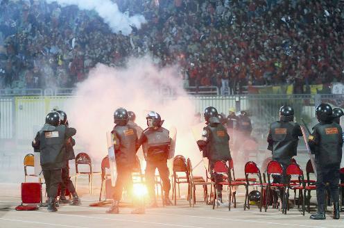 رجال الأمن يراقبون الجمهور ... والنيران  	(خاص - «الراي»)