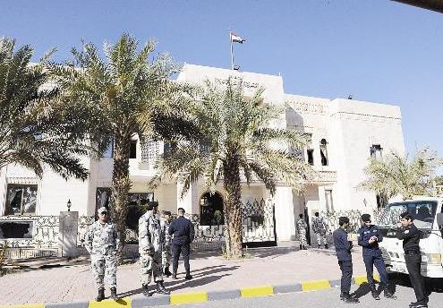 قوات الأمن أمام مقر السفارة عقب عملية الاقتحام أمس