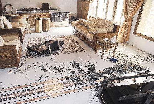 صالة الاستقبال كما بدت عقب العبث بها	 (تصوير أحمد عماد)