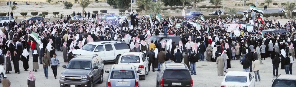 حشود من المتظاهرين أمام مقر السفارة السورية مساء أمس