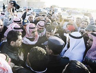 اللواء الدوسري محاطا بالمشاركين في التظاهرة