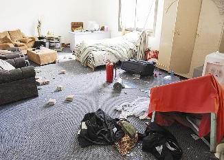 محتويات الغرفة متناثرة