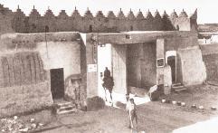 بوابة الشامية التي تدخل منها الإبل