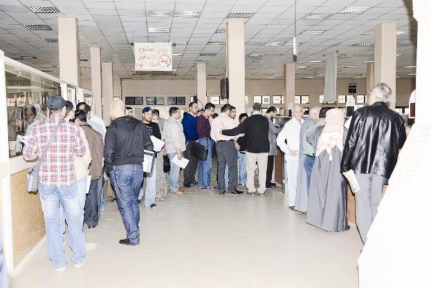 انجاز عشرات المعاملات يومياً 	(تصوير احمد عماد)