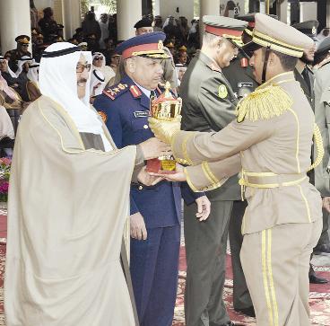 ... ويوزع الجوائز على المتفوقين