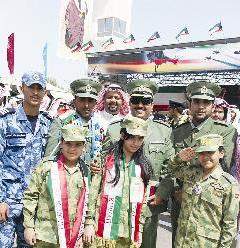 المقدم عامر العجمي متوسطا شقيقه الهذيلي وأبناءه الملازم فهد والملازم أول محمد وشقيقهماعبدالرحمن