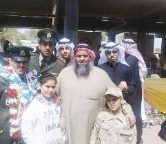 الملازم ناصر مع والده سعد الجبري والنقيب مشعل محمد الدسم