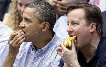 أوباما وكاميرون يأكلان الـ «هوت دوغ» خلال مشاهدتهما مباراة لكرة السلة في اوهايو 	(ا ف ب)