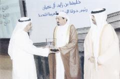 خالد حمد المحارب يتسلم شهادة التقدير من الشيخ حميد بن راشد النعيمي حاكم امارة عجمان