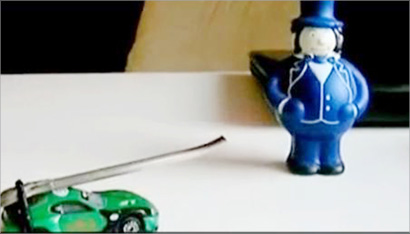 لقطة من الشريط عن كيفية أخفاء الدبابة عن المراقبين