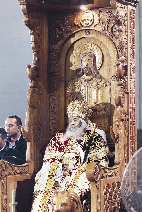 جثمان البابا شنودة الثالث موضوعا على كرسيه البابوي امس	 (ا ف ب)