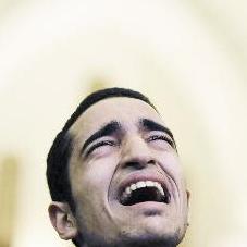 قبطي يبكي على وفاة شنودة 	(ا ف ب)